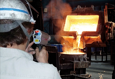 Messung der Temperatur beim Gießen mittels eines tragbaren Panorama-Pyrometers. Messung der Temperatur beim Gießen mittels eines tragbaren Panorama-Pyrometers.