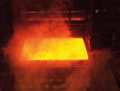 図 7 圧延機では、水蒸気やスケールにより極端な測定条件が発生します。 図 7 圧延機では、水蒸気やスケールにより極端な測定条件が発生します。